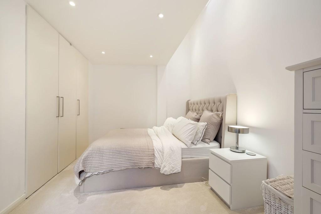 11-b9f480363 VM-FLAT 1,36-38 DECIMA STREET SE1 4 QQ