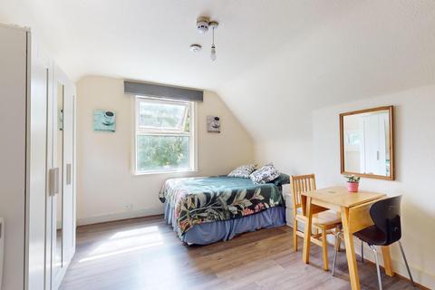 Studio to rent, Saint Pauls Avenue