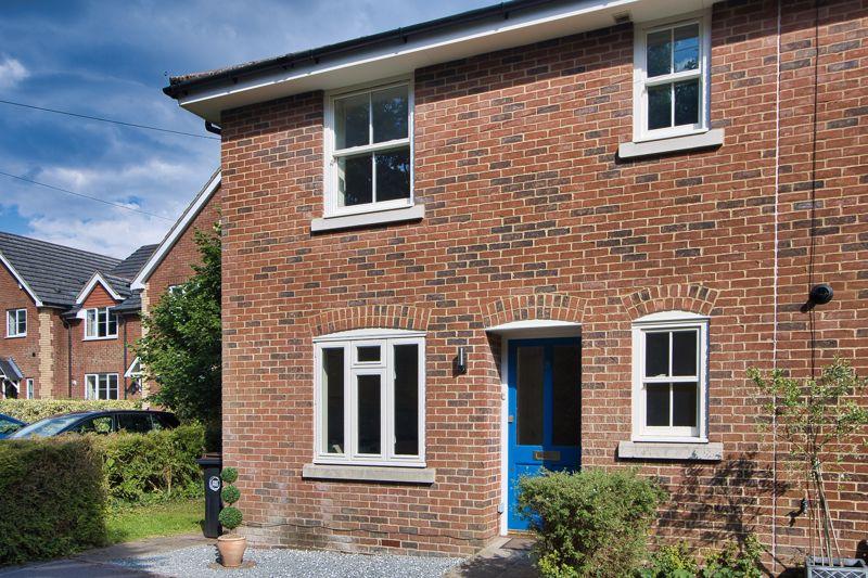 St. Johns Village, Woking 2 bed cottage to rent £1,650 pcm (£381 pw)