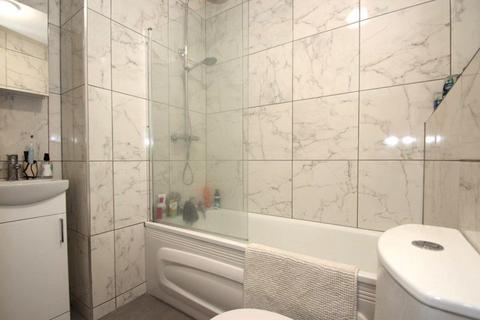 1 bedroom apartment to rent, Rosebank Gardens North, London E3