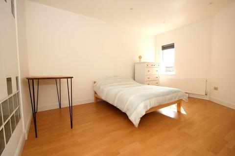 Rosebank Gardens North, London E3