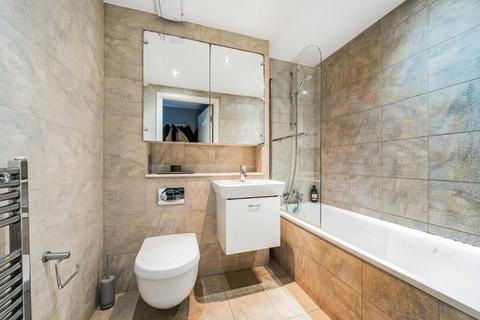 2 bedroom flat to rent, Deals Gateway, London SE13