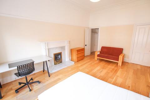 3 bedroom apartment to rent, Cranworth Street, Glasgow G12