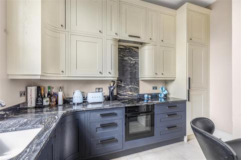 4 bedroom flat for sale, London SW7