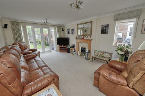 5 bedroom detached house for sale, Spreadbury Drive, Fleet GU51