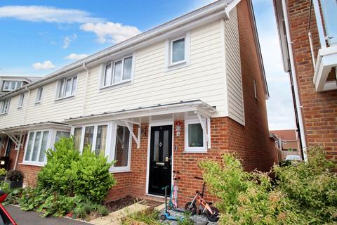 3 bedroom end of terrace house to rent, Amisse Drive, Snodland ME6