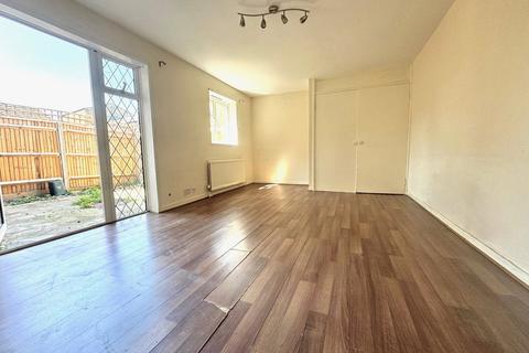 2 bedroom apartment for sale, Cobden Close, Uxbridge, Middlesex, UB8