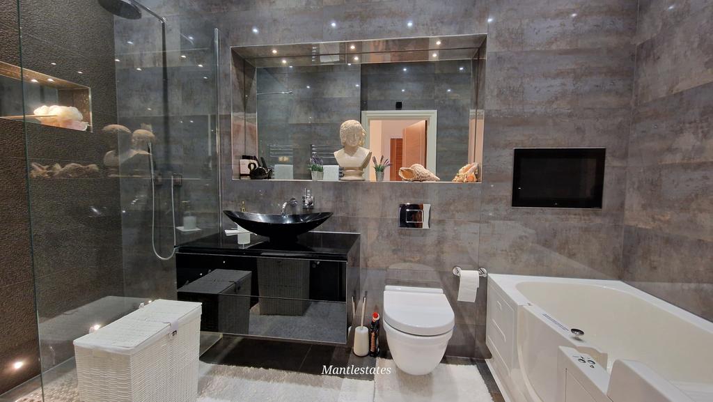 En suite to bedroom one
