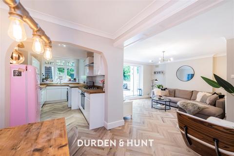 1 bedroom apartment for sale, High Road, Buckhurst Hill, IG9