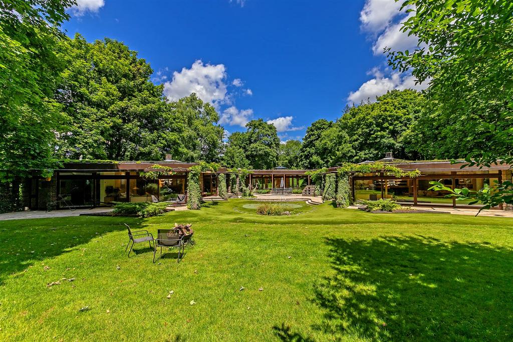 10 Pondwicks Close-8.jpg