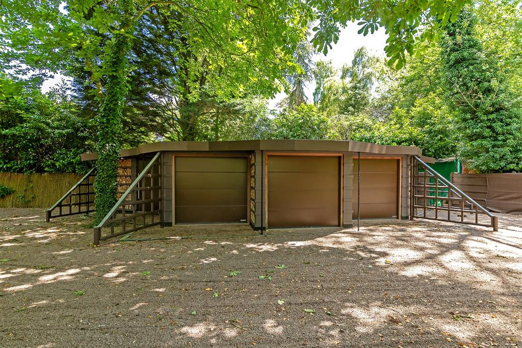 10 Pondwicks Close-2.jpg
