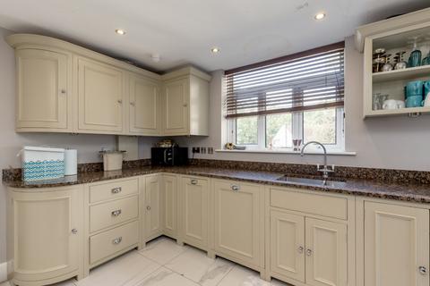 24 Cammo Grove, Edinburgh, EH4 8EX