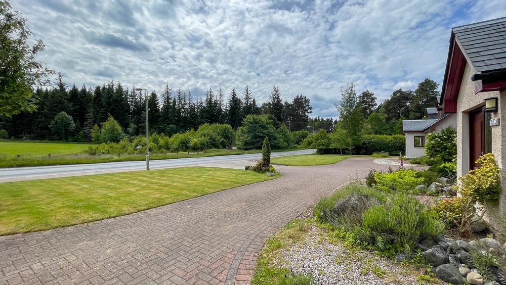 FRONT GARDEN &amp; DRIVEWAY