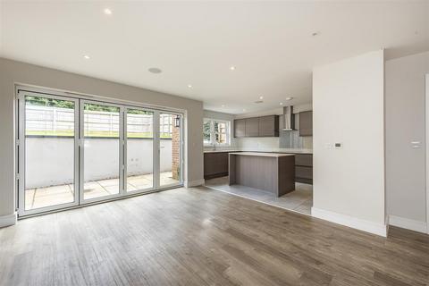 4 bedroom end of terrace house for sale, The Harrow, Luton Road, Harpenden