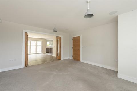 4 bedroom end of terrace house for sale, The Harrow, Luton Road, Harpenden