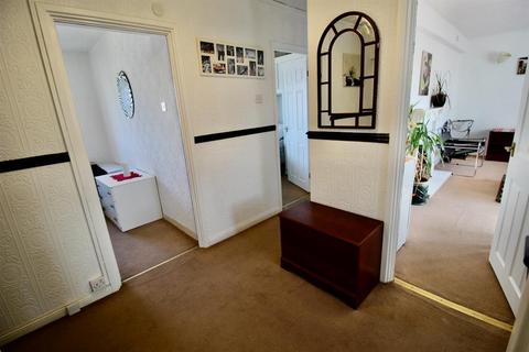 3 bedroom flat to rent, Regent Court, Gateshead, NE8 1HA