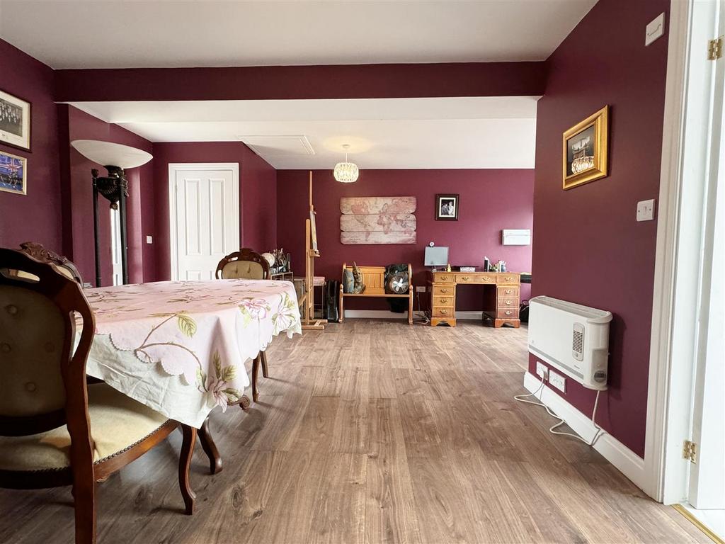 Reception room/bedroom