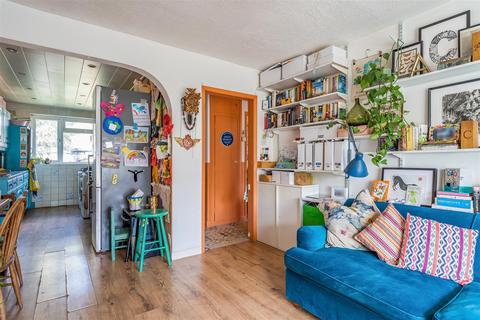 2 bedroom flat for sale, Lawrence Road, London