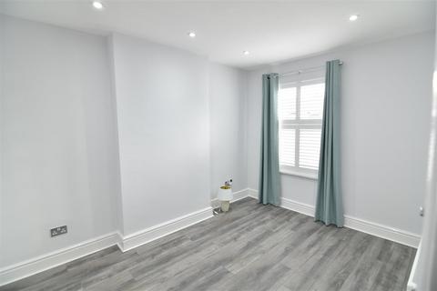 2 bedroom house to rent, Holmesdale Road, London