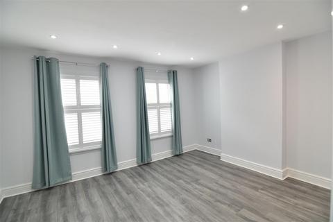 2 bedroom house to rent, Holmesdale Road, London