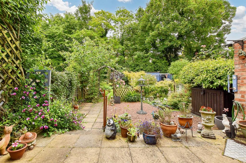 Elm Avenue, Chatham 2 bed terraced house for sale £300,000
