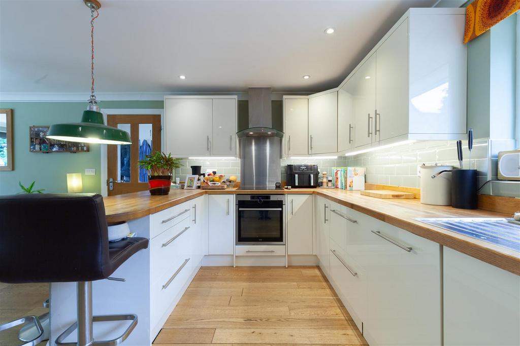 Kitchen 2.jpg