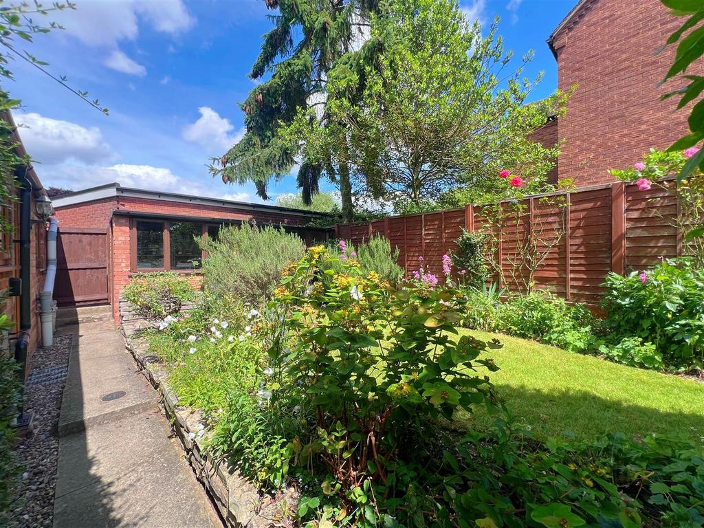 Side Garden &amp; Outbuilding