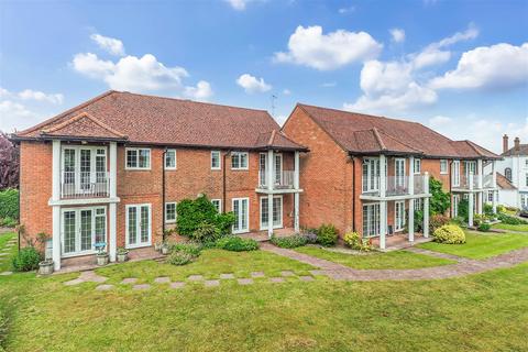 1 bedroom flat for sale, Heath Court, Petersfield, Hampshire