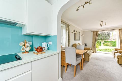 1 bedroom flat for sale, Heath Court, Petersfield, Hampshire