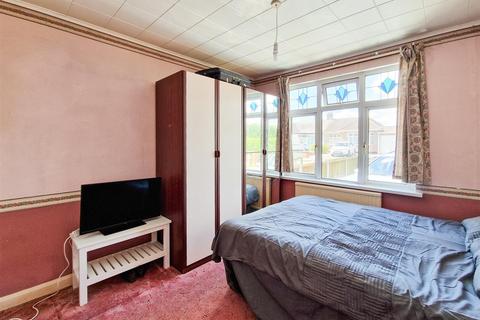 2 bedroom semi-detached bungalow for sale, Sherbourne Gardens, Southend-on-Sea SS2