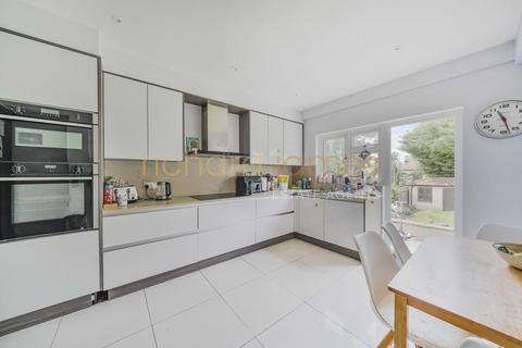 43 Lawrence Avenue, London, NW7 4NL