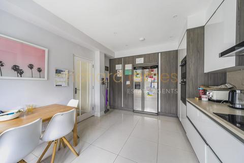 43 Lawrence Avenue, London, NW7 4NL