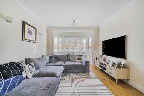 43 Lawrence Avenue, London, NW7 4NL