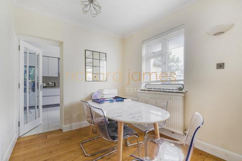 43 Lawrence Avenue, London, NW7 4NL