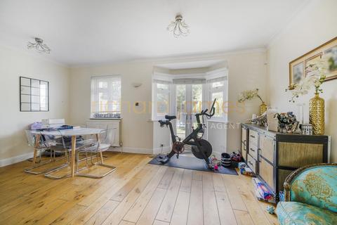 43 Lawrence Avenue, London, NW7 4NL