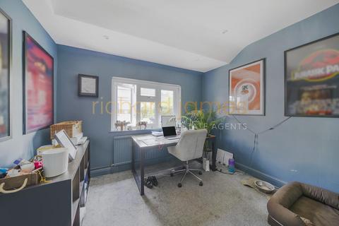 43 Lawrence Avenue, London, NW7 4NL