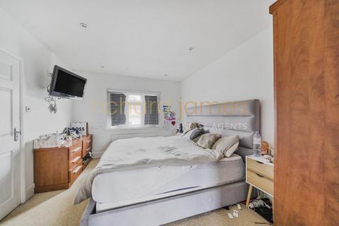 43 Lawrence Avenue, London, NW7 4NL