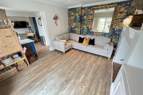 7 Mostyn Avenue, Heswall, Wirral, CH60 9JX