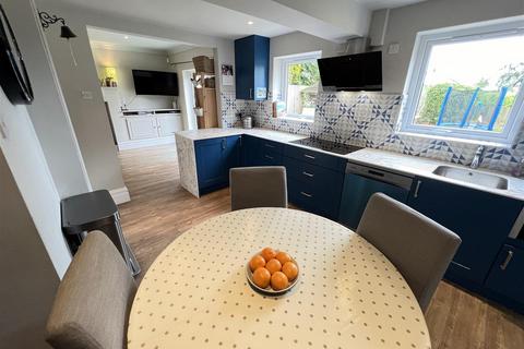 7 Mostyn Avenue, Heswall, Wirral, CH60 9JX