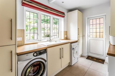 52 Lower Road, Fetcham, Leatherhead, KT22 9ER