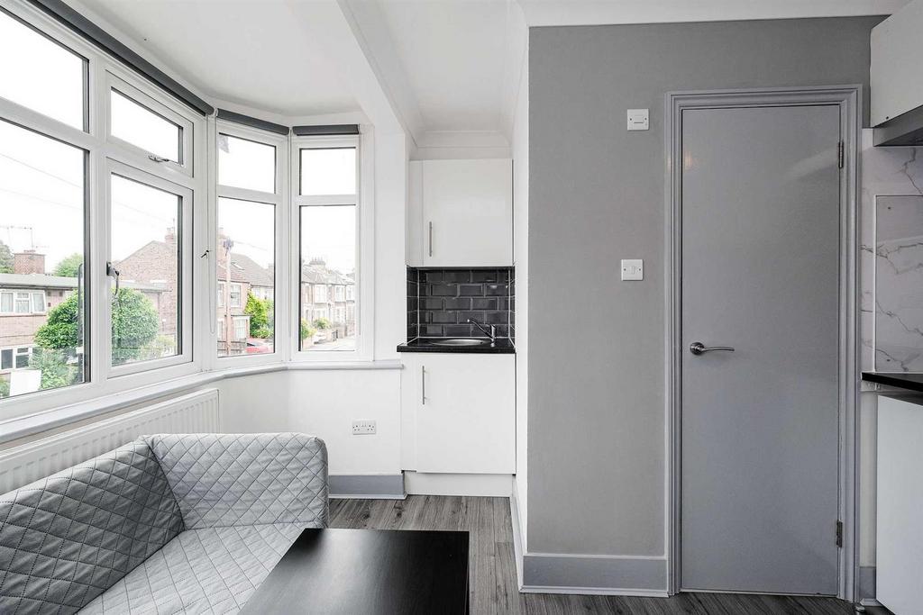 Room 3, 54 Goldsmith Road-9.JPG