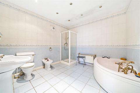 47 Oxhawth Crescent, Bromley, BR2 8BN