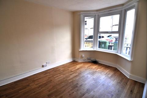 2 bedroom terraced house to rent, Kings Avenue, Watford WD18