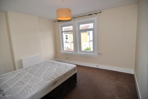 2 bedroom terraced house to rent, Kings Avenue, Watford WD18