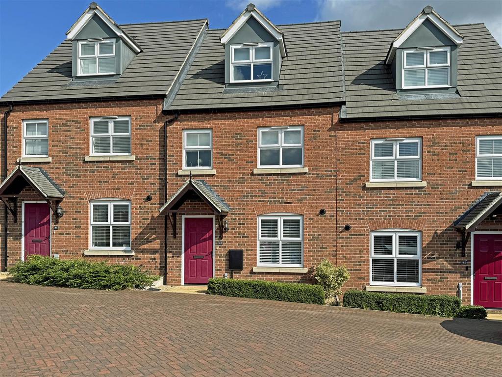 Barrowfield Drive, Stamford 3 bed terraced house for sale £319,995
