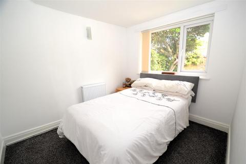 18 Liversedge Row, Bradford, BD7 3LD