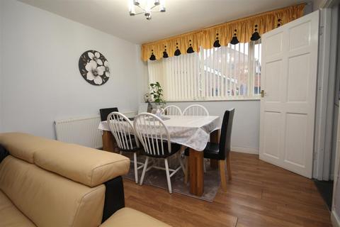 3 bedroom terraced house to rent, Tresillian Road, Coventry