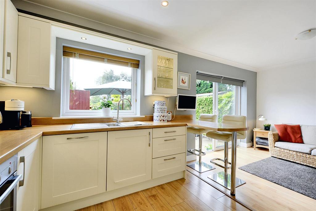 L Shaped Living/Dining Kitchen