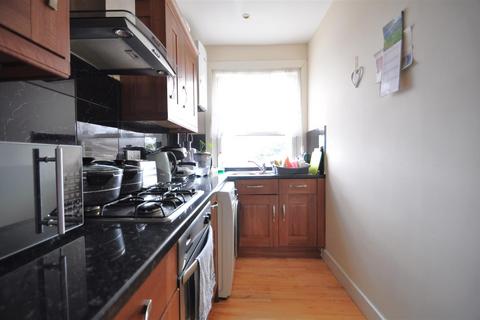 2 bedroom flat for sale, Dallin Road, London SE18