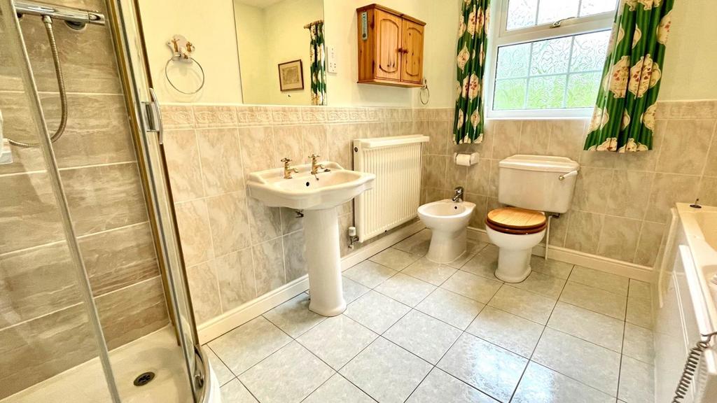 5 piece en suite bathroom